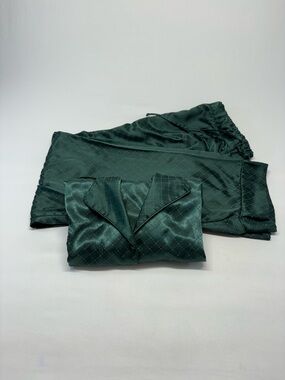 La Vie En Rose Emerald Green Satin Pajama Set Size Medium